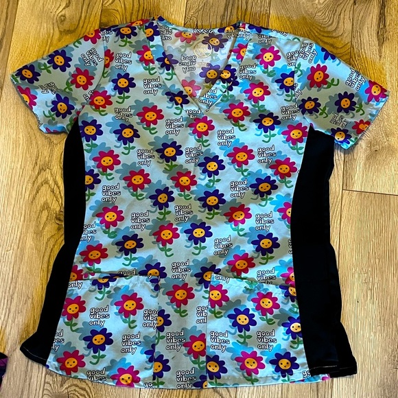 Floral Print Scrub Top that says “Good vibes only” - Picture 1 of 4